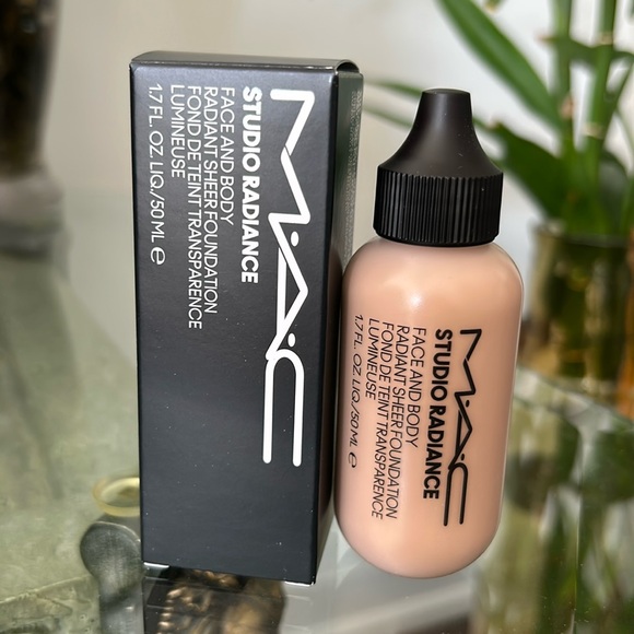 MAC Studio Radiance Face & Body Sheer Foundation in N4 - Picture 1 of 2